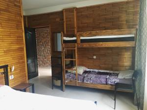 Llit o llits en una habitació de Guest House Shekvetili