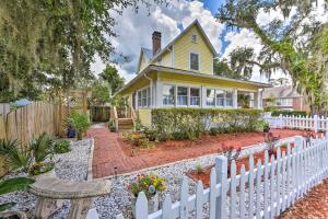 Κήπος έξω από το Historic Green Cove Springs Home - Walk to Coast!