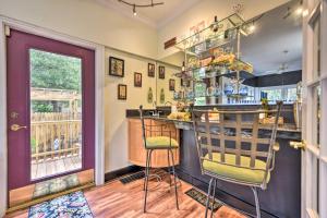 Η κουζίνα ή μικρή κουζίνα στο Historic Green Cove Springs Home - Walk to Coast!