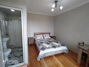 Uma cama ou camas num quarto em GUEST HOUSE DAVID