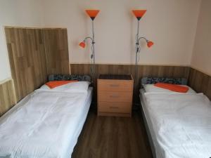 Кровать или кровати в номере Arany Bárány Vendégfogadó
