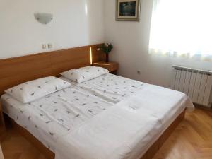 Un pat sau paturi într-o cameră la Apartments Punta