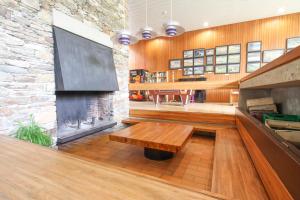 a living room with a fireplace and a bench at AUBERGE DE JEUNESSE DU MOULIN BLANC in Brest