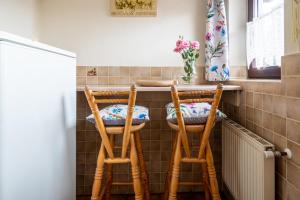 een keuken met twee houten krukken aan een aanrecht bij Pawlikówka 2 in Zakopane