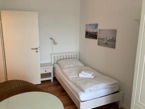 um pequeno quarto com uma cama num quarto em Hellinghaus FeWo 2 Klippenfänger em Wyk auf Föhr
