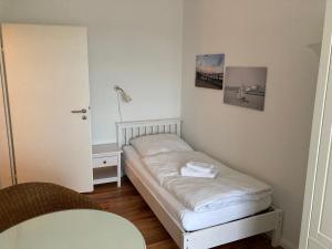 a small bedroom with a bed in a room at Hellinghaus FeWo 2 Klippenfänger in Wyk auf Föhr