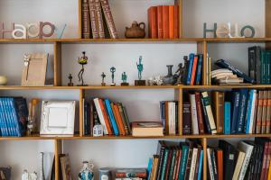 une étagère remplie de livres dans l'établissement La luna nel pozzo, à Portoscuso