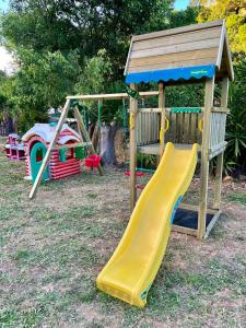 un parque infantil con tobogán y estructura de juegos en Quinta da Villa, en Cascais