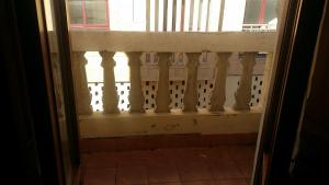 vistas a un balcón a través de una ventana en AIRAM Home MENDIZABAL, en Almansa
