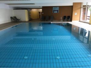 Swimming pool sa o malapit sa Appartement mit Balkon und Hallenbad