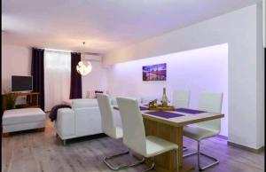 Telewizja i/lub zestaw kina domowego w obiekcie Deluxe Apartments Goya