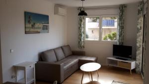 TV a/nebo společenská místnost v ubytování DAVANT MAR - Apartamento con terraza a pie de playa