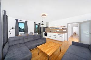 salon z kanapą i stołem w obiekcie Podstata Apartments Vrchlabí - Rotterovka w Vrchlabi +13 zdjęć