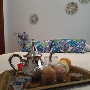 - un plateau/bouilloire avec des tasses sur une table dans l'établissement Apartamento Mon Chéri, à Malaga