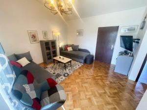 ein Wohnzimmer mit einem Sofa und einem Tisch in der Unterkunft Apartman Blažina in Jadranovo
