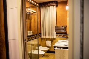 Kúpeľňa v ubytovaní Hotel Garibaldi + 37 fotografií