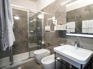 y baño con aseo, lavabo y ducha. en Sole Mare, en Ventimiglia