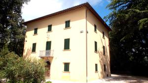 a large white building with a balcony at Poggio di Villa Fano in Citerna