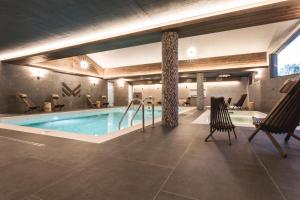 Bazén v ubytování ARIETES MARMONT Resort nebo v jeho okolí