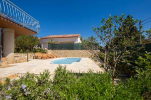 a house with a swimming pool in a yard at Holiday Home Michael in Pinezici