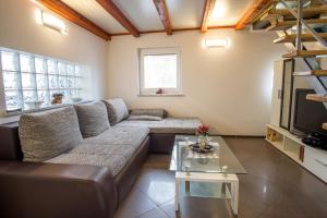 a living room with a couch and a tv at Holiday Home Michael in Pinezici