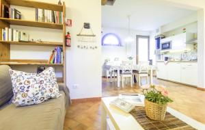 sala de estar y cocina con sofá y mesa en Vicolo dell'Inferno en San Miniato