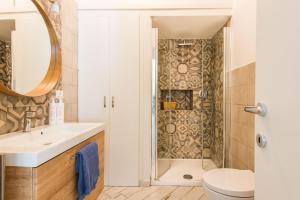 ein Bad mit einer Dusche, einem WC und einem Waschbecken in der Unterkunft Marina Suite by Wonderful Italy in Palermo