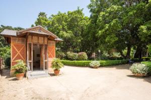 einen kleinen Pavillon in einem Garten mit Topfpflanzen in der Unterkunft Marina Suite by Wonderful Italy in Palermo