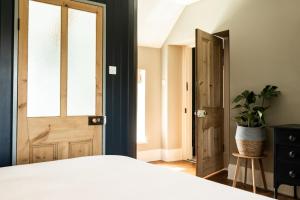 A bed or beds in a room at The Old Vicarage B&B 