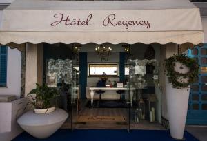 una tienda de venta de entradas con un cartel en la parte delantera en Hotel de charme Regency en Roquebrune-Cap-Martin