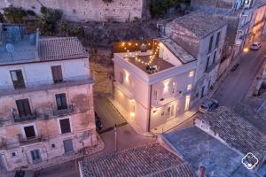 una vista aérea de un edificio con luces encendidas en Fico - Finestra Contemporanea en Ragusa