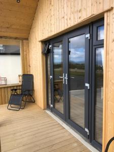 Rõdu või terrass majutusasutuses FOYLE VIEW CABIN