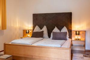 A bed or beds in a room at Appartementhaus Bergland