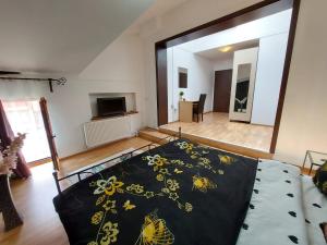 Habitación grande con cama y sala de estar. en Happy Accomodation en Bucarest