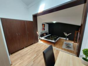 ein Wohnzimmer mit einer Couch und einem Bett darin in der Unterkunft Happy Accomodation in Bukarest
