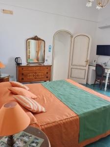 1 dormitorio con cama, tocador y espejo en Casa Teresa, en Positano