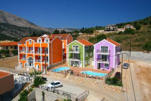 un grupo de casas coloridas en una ciudad en Mema's Apartment en Agia Efimia
