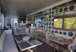 une salle à manger avec des plaques bleues et blanches sur le mur dans l'établissement Hotel de charme Regency, à Roquebrune-Cap-Martin
