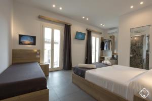 um quarto de hotel com duas camas e uma varanda em Fico - Finestra Contemporanea em Ragusa