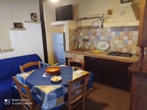 una cucina con tavolo e panna blu di Turismo Egadi - Villette a Favignana