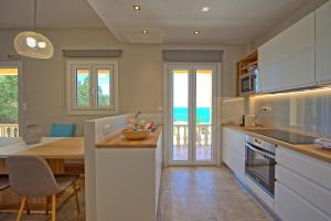 Virtuvė arba virtuvėlė apgyvendinimo įstaigoje Beachfront Villa Seasun by PosarelliVillas