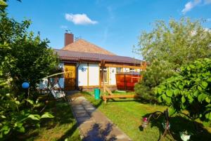 a small house in a yard with a yard at Usadba 12 Stulev in Tarasovo