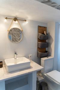 bagno con lavandino, specchio e servizi igienici di Simple Pleasures Home a Kavala