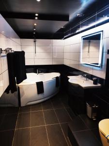 Koupelna v ubytování "DREAM ROOM" Тематические апартаменты Харьков! Цоколь!