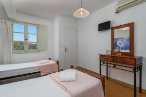 Ένα ή περισσότερα κρεβάτια σε δωμάτιο στο Areti's Milos Guesthouses
