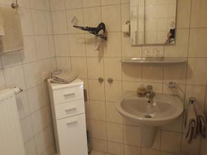 een badkamer met een wastafel en een spiegel bij Mosel-Ferienwohnung Berhard in Bruttig-Fankel +9 foto's