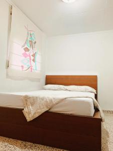 バレンシアにあるcheap roomsの壁に絵画が描かれたベッドルームのベッド1台