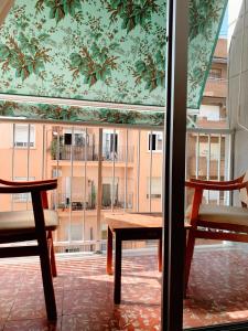 バレンシアにあるcheap roomsのテーブルと椅子が備わる客室です。