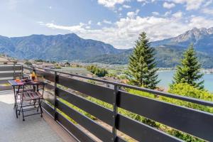 balcone con tavolo e vista sulle montagne di Numero 53 Tenna OSPITAR a Tenna