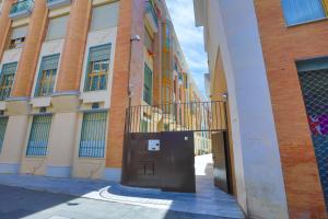 a building with a door in the middle of a street at Piso Triana, Sevilla in Seville